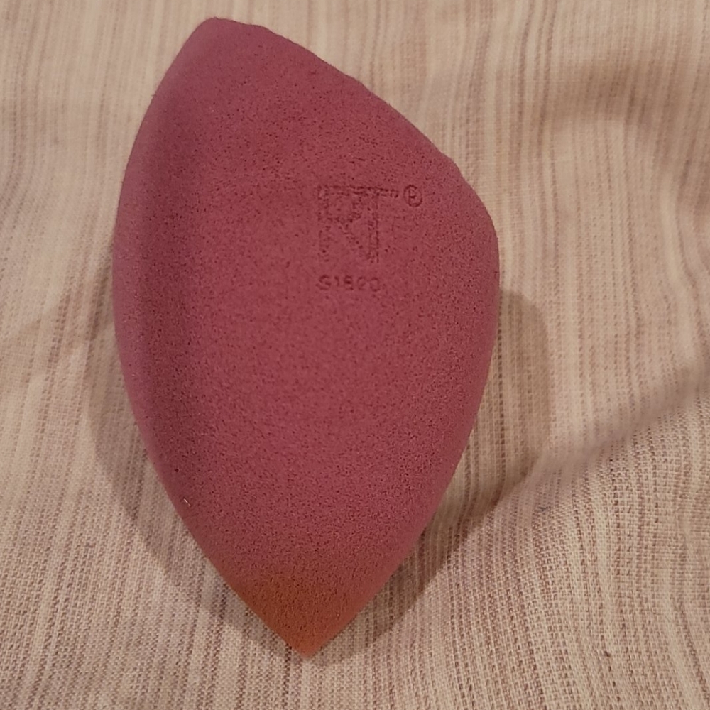 Real Techniques beauty blender with case